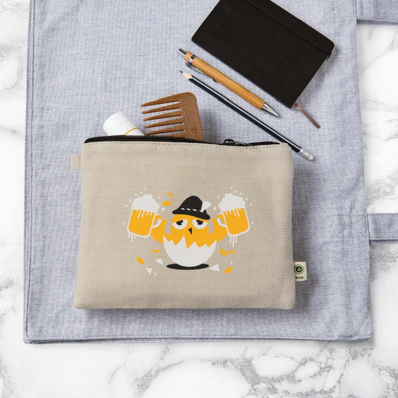 Bavarian chicken with two beer mugs